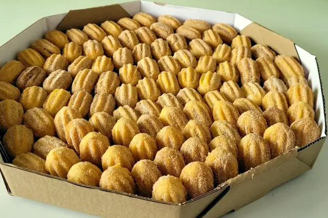 Bandeja de mini churros com açúcar e canela